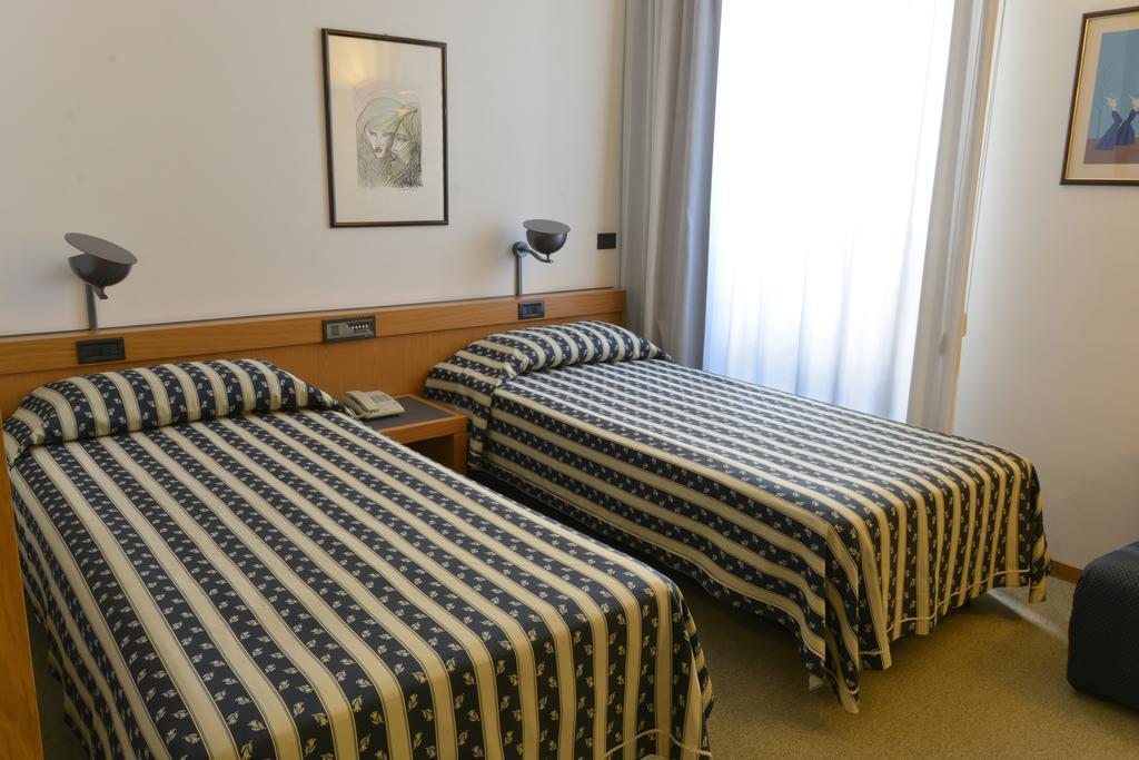 Grand Hotel Tiziano E Dei Congressi Lecce Esterno foto